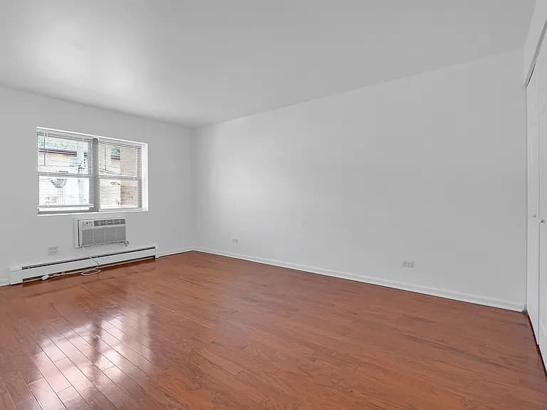 Gallery view 2 of 6400 N Ridge Blvd Apt 201, Chicago, IL 60626