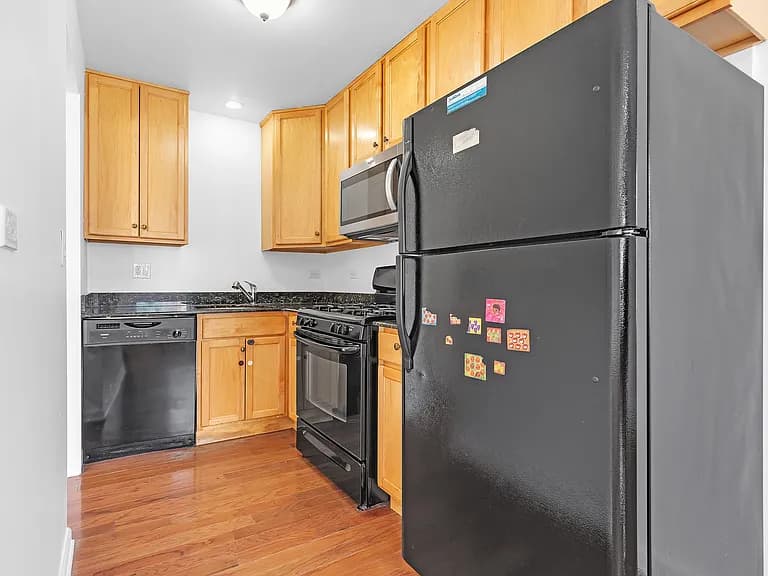 Gallery view 3 of 6400 N Ridge Blvd Apt 201, Chicago, IL 60626