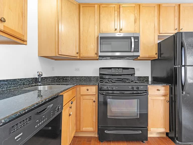 Gallery view 4 of 6400 N Ridge Blvd Apt 201, Chicago, IL 60626