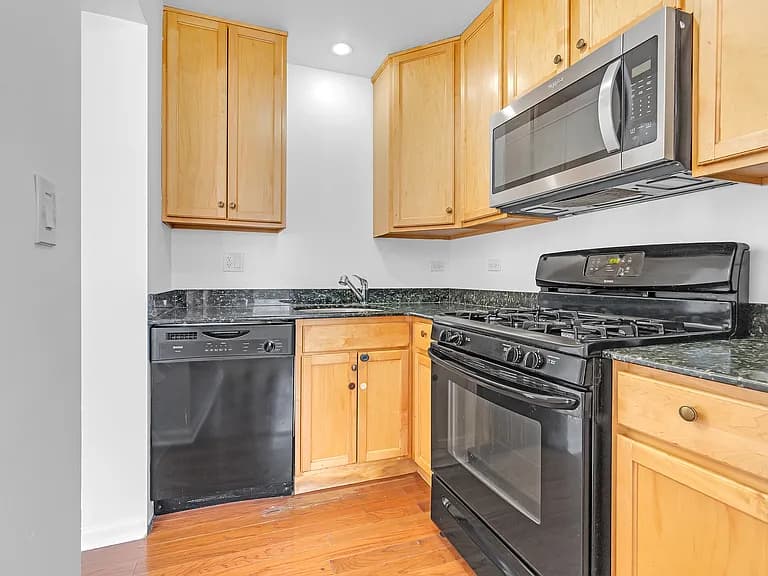 Gallery view 5 of 6400 N Ridge Blvd Apt 201, Chicago, IL 60626