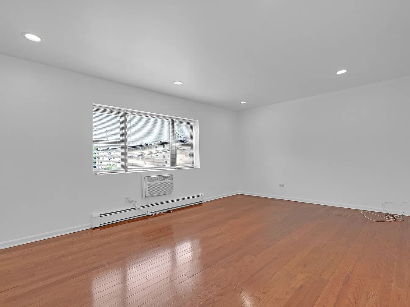 Gallery view 7 of 6400 N Ridge Blvd Apt 201, Chicago, IL 60626