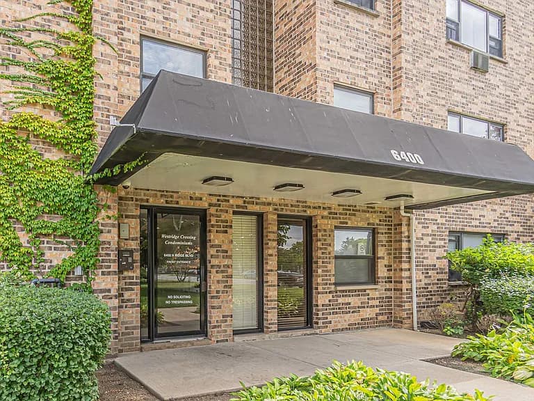 Gallery view 8 of 6400 N Ridge Blvd Apt 201, Chicago, IL 60626