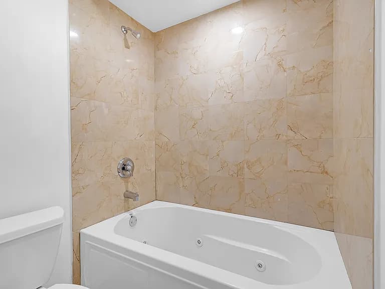 Gallery view 9 of 6400 N Ridge Blvd Apt 201, Chicago, IL 60626