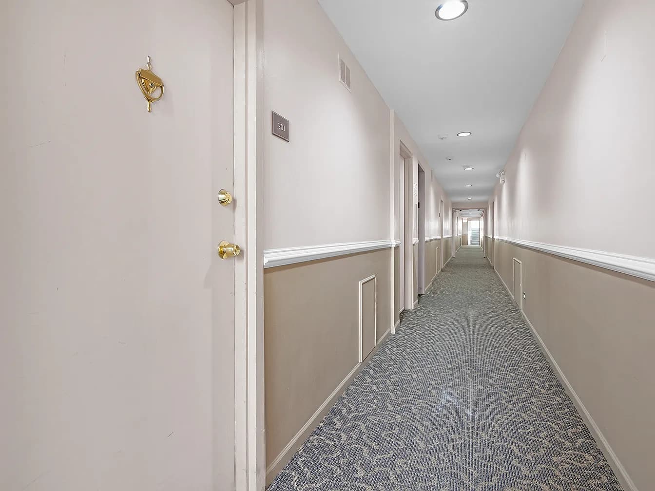 Gallery view 10 of 6400 N Ridge Blvd Apt 201, Chicago, IL 60626