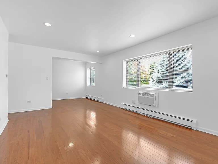 Gallery view 11 of 6400 N Ridge Blvd Apt 201, Chicago, IL 60626