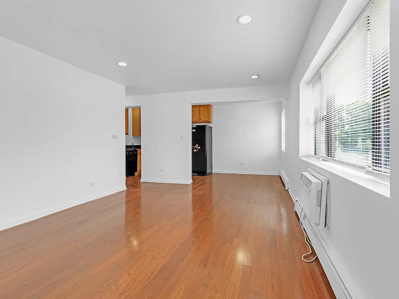 Gallery view 12 of 6400 N Ridge Blvd Apt 201, Chicago, IL 60626