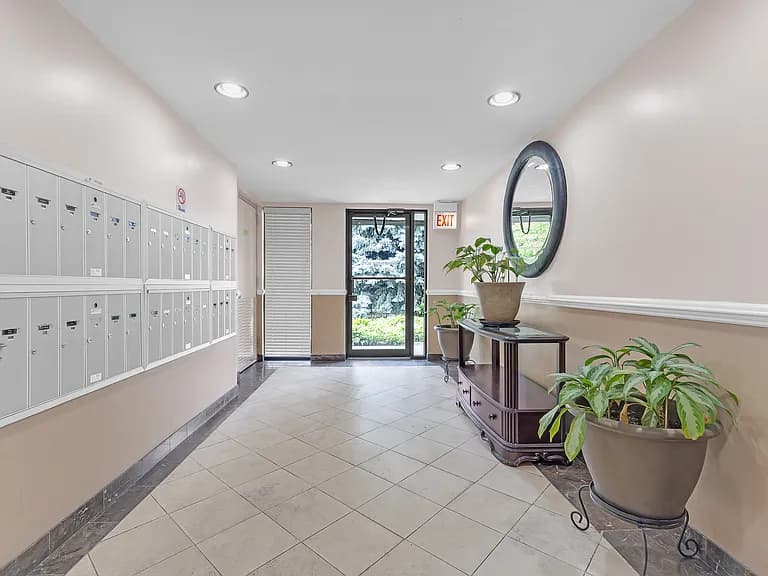 Gallery view 13 of 6400 N Ridge Blvd Apt 201, Chicago, IL 60626