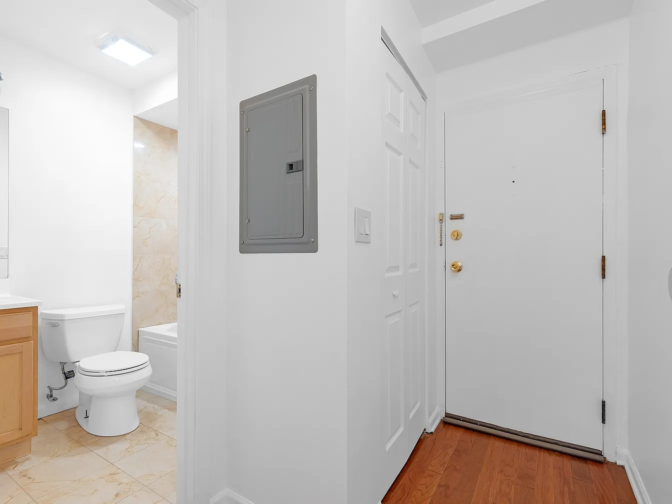 Gallery view 14 of 6400 N Ridge Blvd Apt 201, Chicago, IL 60626