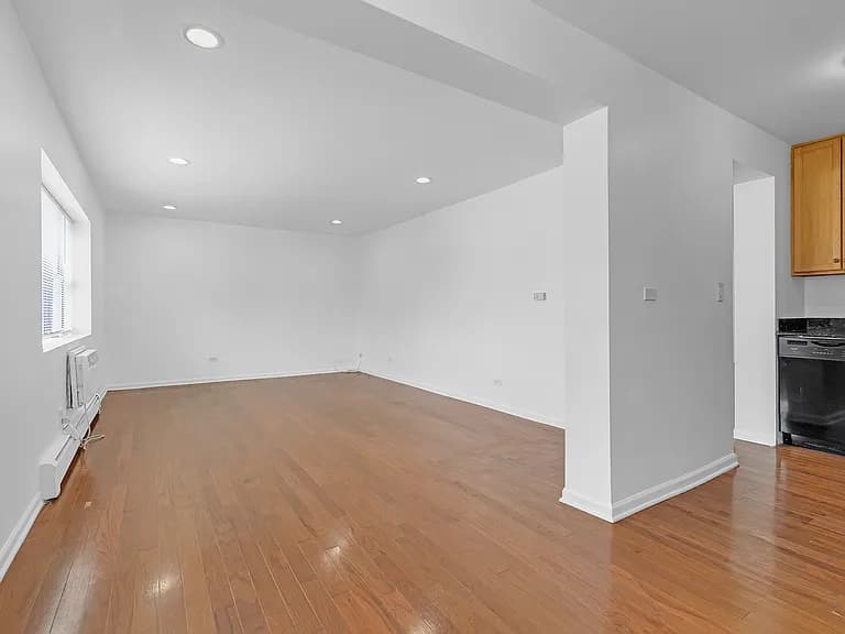 Gallery view 15 of 6400 N Ridge Blvd Apt 201, Chicago, IL 60626