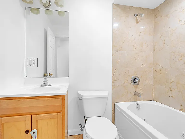 Gallery view 19 of 6400 N Ridge Blvd Apt 201, Chicago, IL 60626