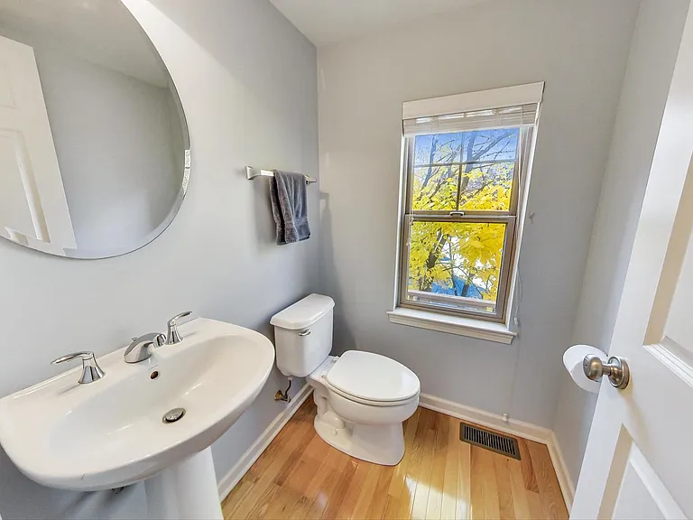 Gallery view 6 of 207 Narragansett Ct, Morton Grove, IL, 60053