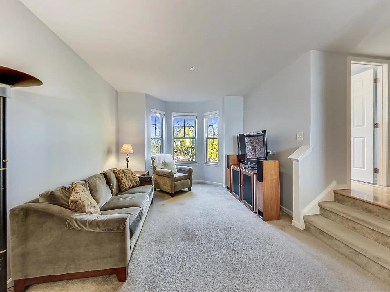 Gallery view 17 of 207 Narragansett Ct, Morton Grove, IL, 60053