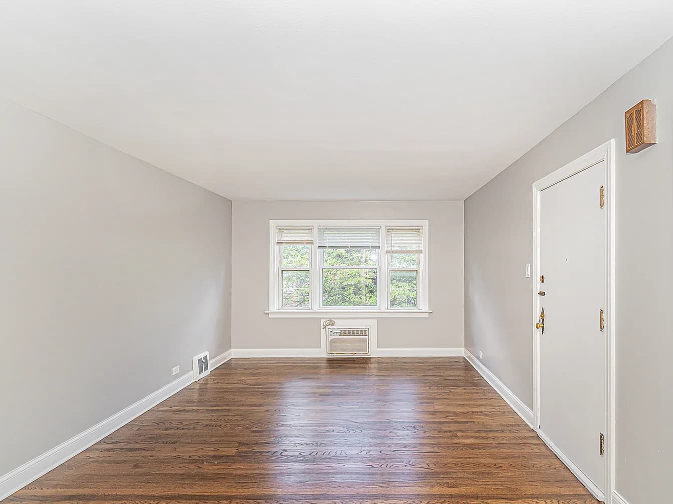 Gallery view 2 of 6554 N Ridge Blvd #2, Chicago, IL, 60626