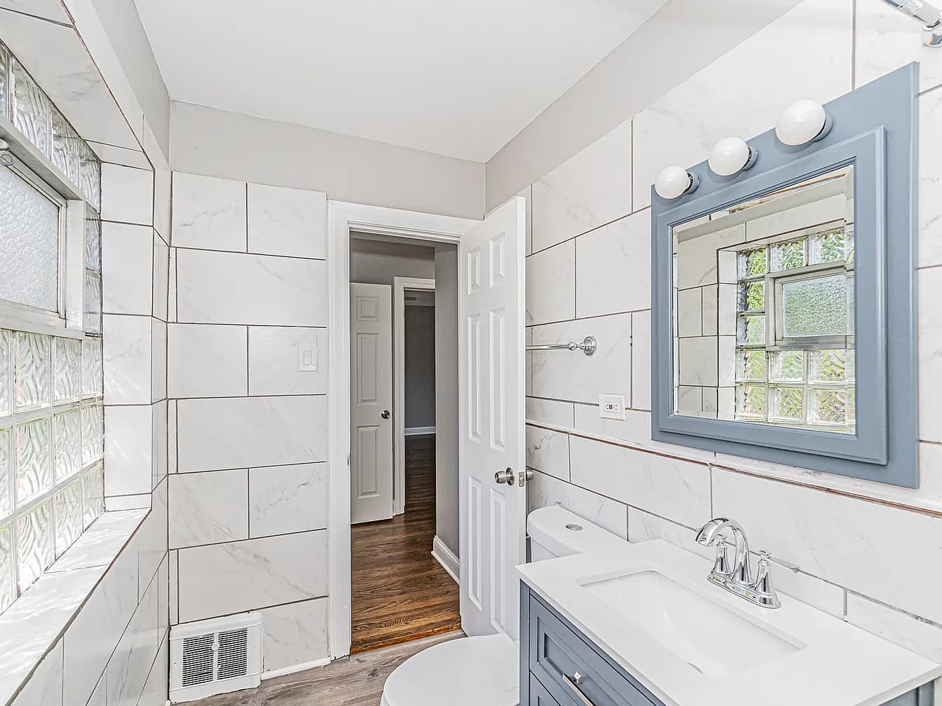 Gallery view 4 of 6554 N Ridge Blvd #2, Chicago, IL, 60626