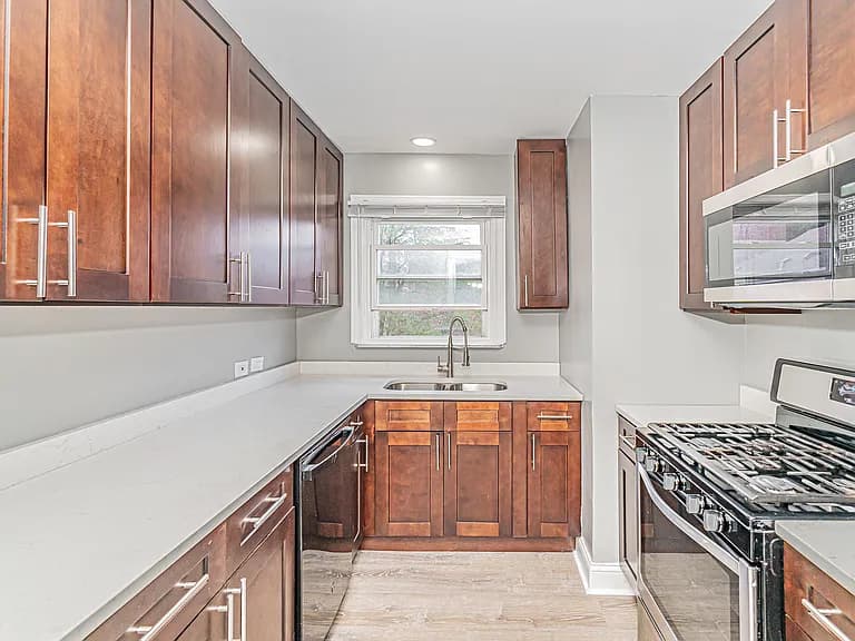 Gallery view 7 of 6554 N Ridge Blvd #2, Chicago, IL, 60626