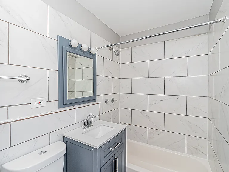 Gallery view 10 of 6554 N Ridge Blvd #2, Chicago, IL, 60626