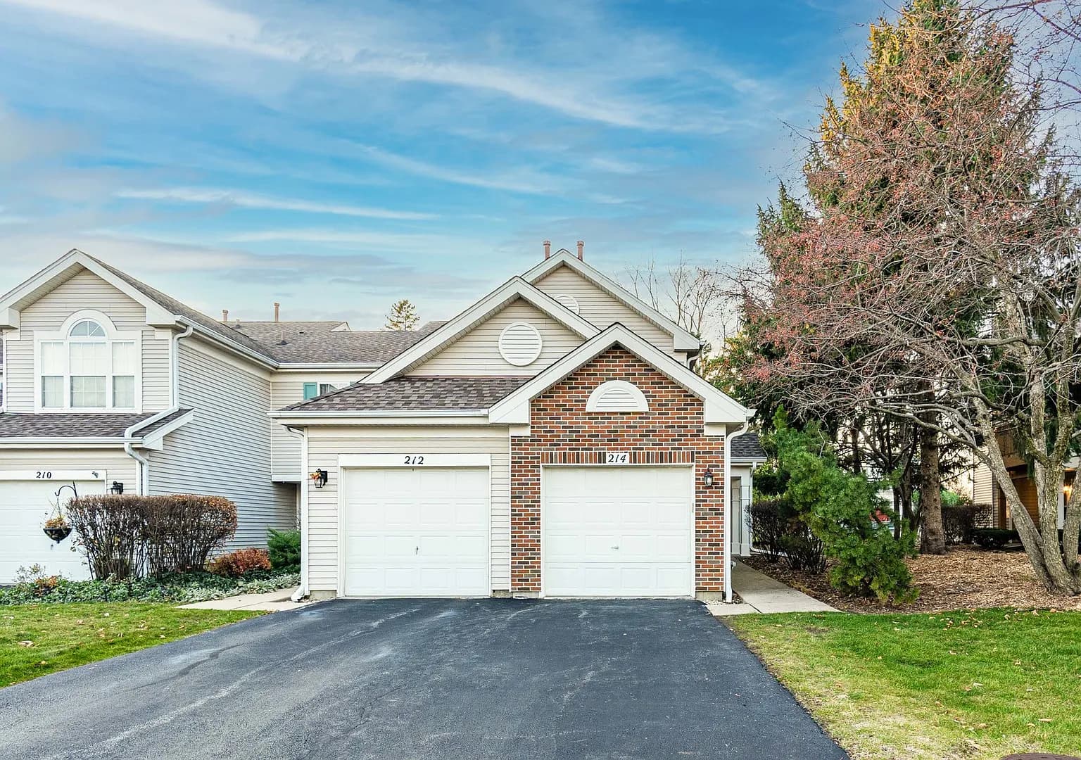 Front exterior of the ranch townhome at 214 N Cathy Ln in Mount Prospect