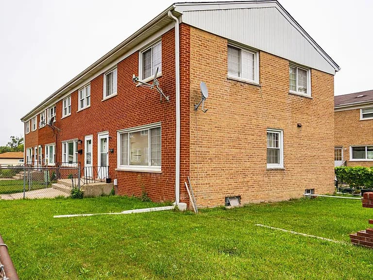 Gallery view 3 of 9543 Sumac Rd APT C, Des Plaines, IL, 60016