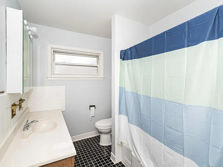 Gallery view 4 of 9543 Sumac Rd APT C, Des Plaines, IL, 60016