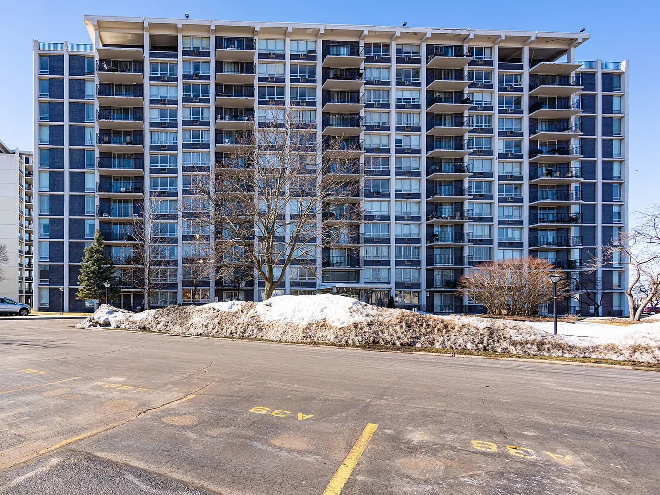 Exterior of 8801 W Golf Rd APT 2F, Niles, IL, 60714