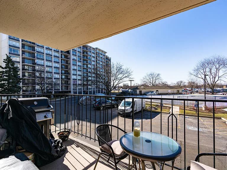 Gallery view 3 of 8801 W Golf Rd APT 2F, Niles, IL, 60714