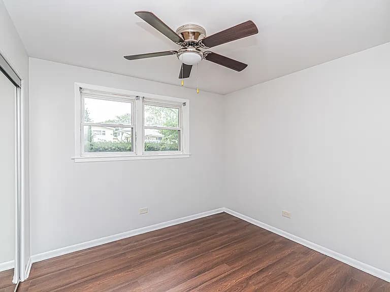 Gallery view 11 of 1044 Willson Dr, Des Plaines, IL 60016