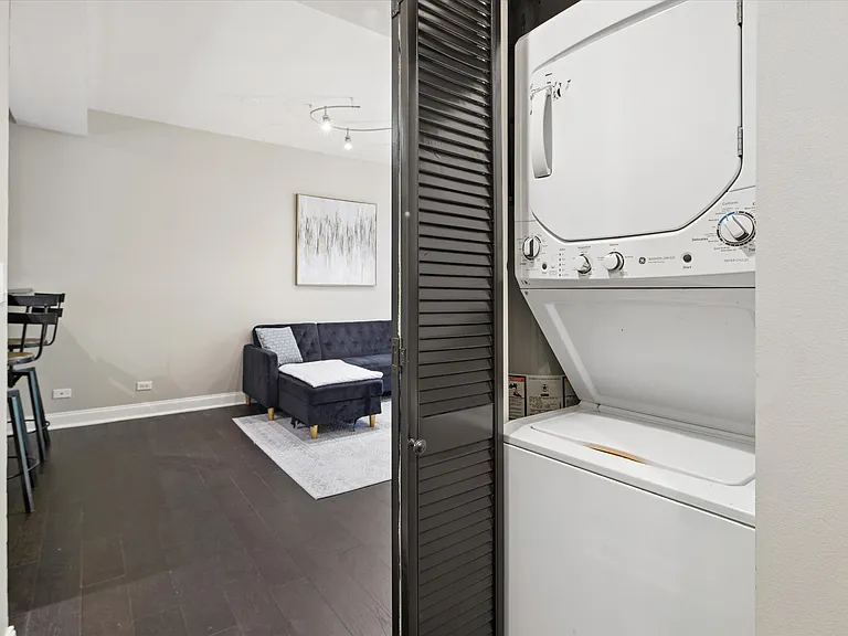 Gallery view 2 of 4912 N Kedzie Ave Apt 1W, Chicago, IL 60625