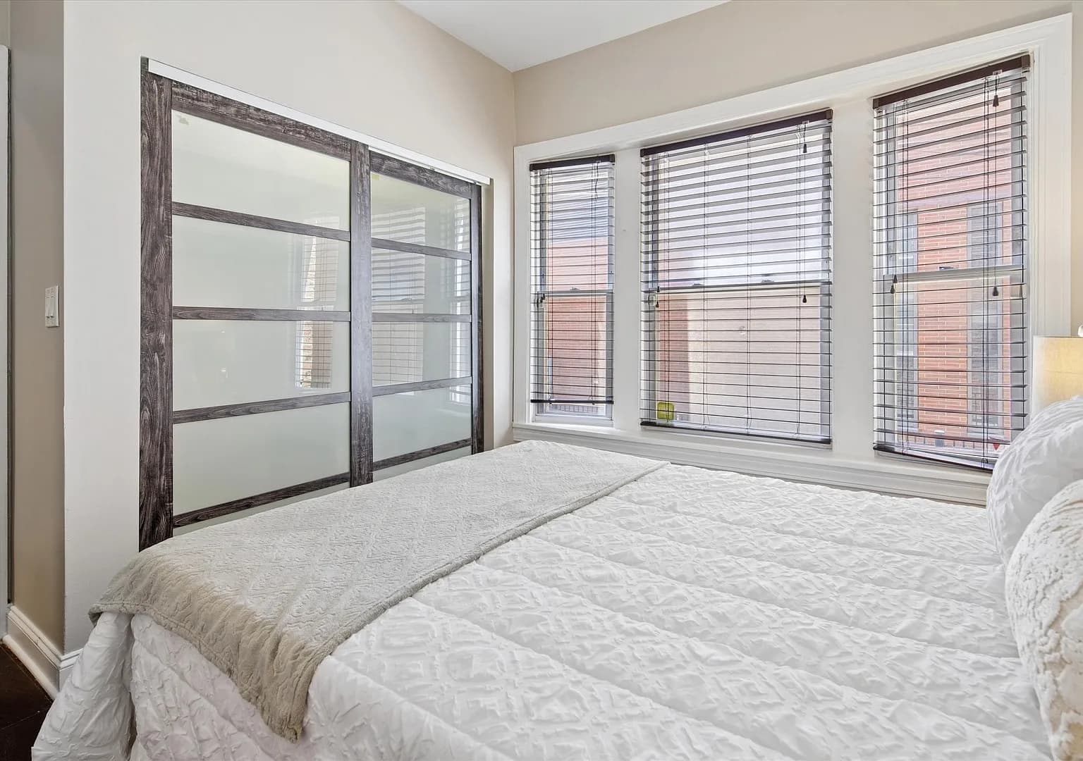 Gallery view 3 of 4912 N Kedzie Ave Apt 1W, Chicago, IL 60625