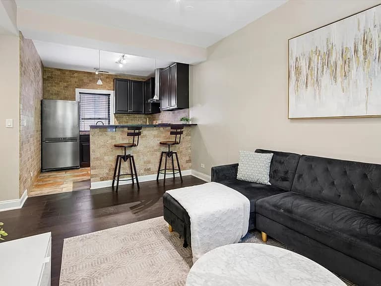 Gallery view 5 of 4912 N Kedzie Ave Apt 1W, Chicago, IL 60625