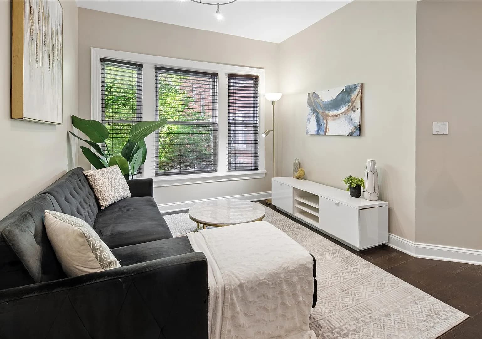 Gallery view 8 of 4912 N Kedzie Ave Apt 1W, Chicago, IL 60625