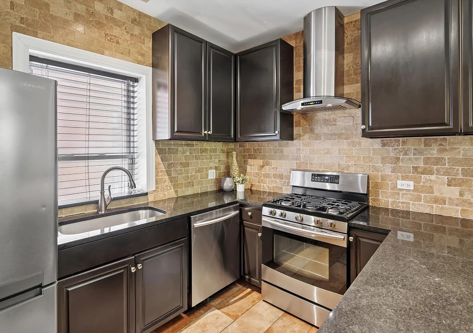 Gallery view 12 of 4912 N Kedzie Ave Apt 1W, Chicago, IL 60625