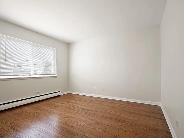 Gallery view 12 of 430 N 3rd Ave, Des Plaines, IL, 60016