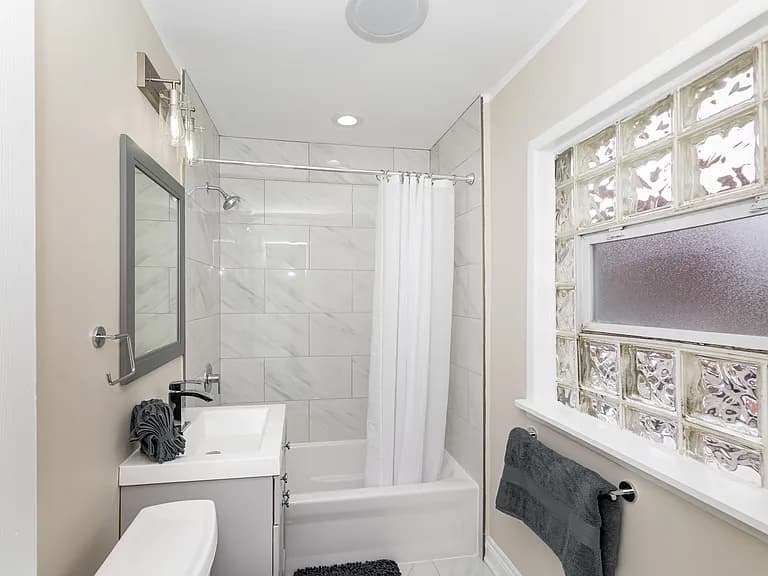 Gallery view 10 of 6554 N Ridge Blvd #1, Chicago, IL, 60626