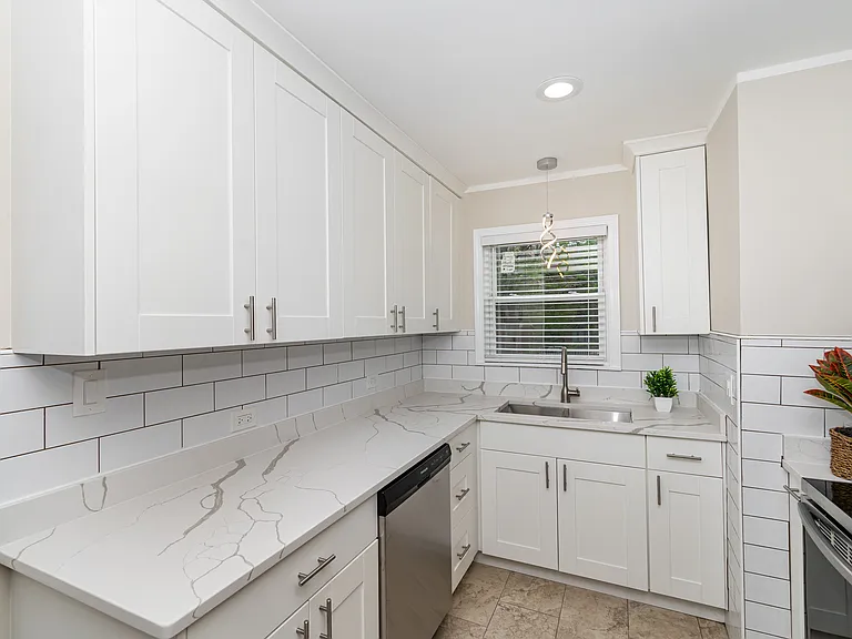 Gallery view 16 of 6554 N Ridge Blvd #1, Chicago, IL, 60626