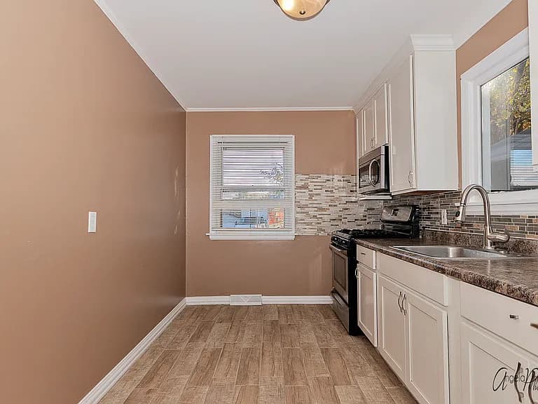Gallery view 4 of 700 Pontiac Ct, Round Lake Heights, IL, 60073