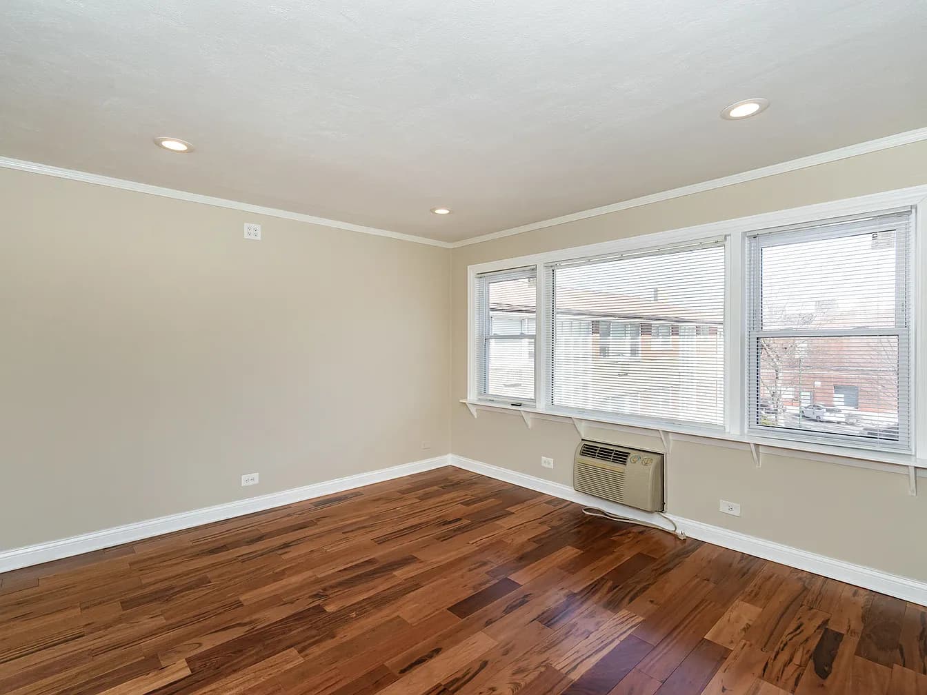 Gallery view 3 of 4330 N Keystone Ave APT 3E, Chicago, IL, 60641