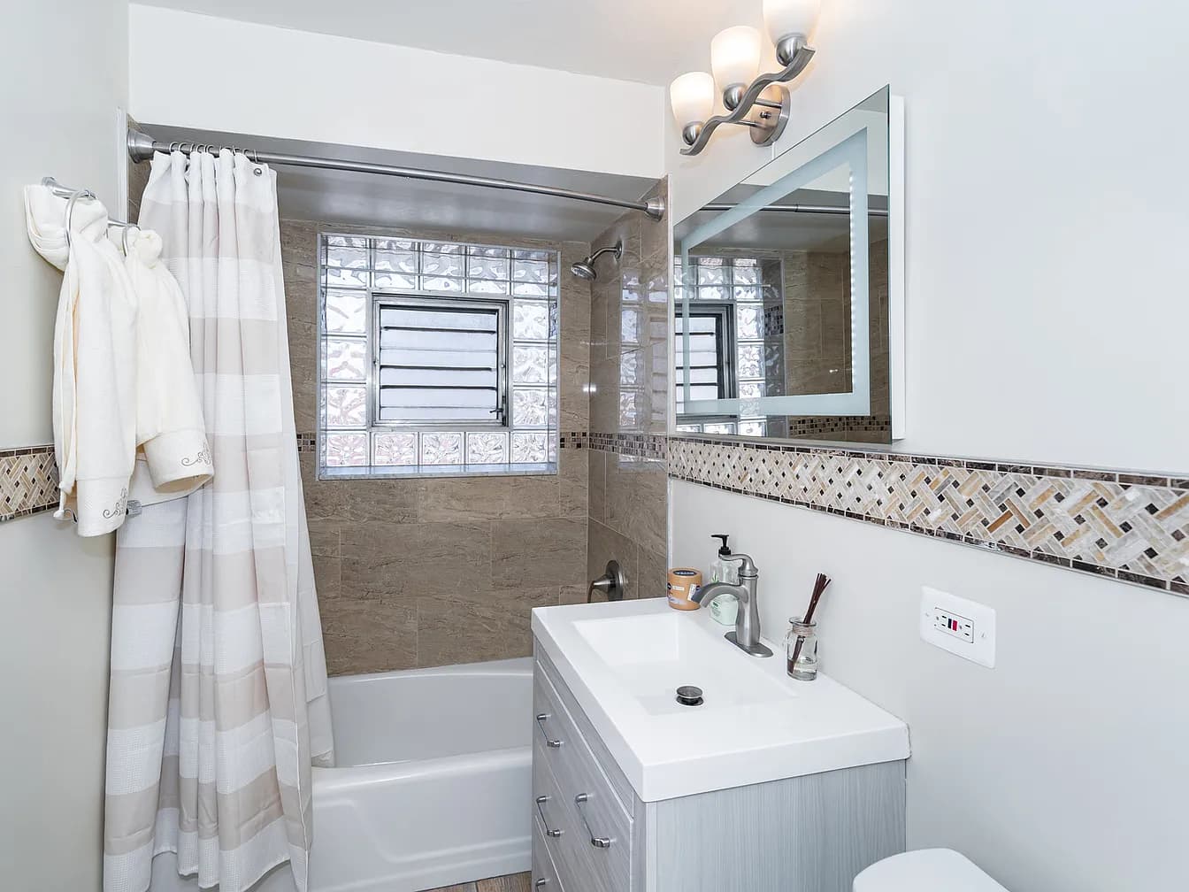 Gallery view 7 of 4330 N Keystone Ave APT 3E, Chicago, IL, 60641