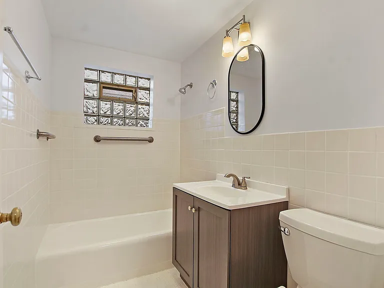 Gallery view 7 of 6521 N Kedzie Ave, Chicago, IL 60645
