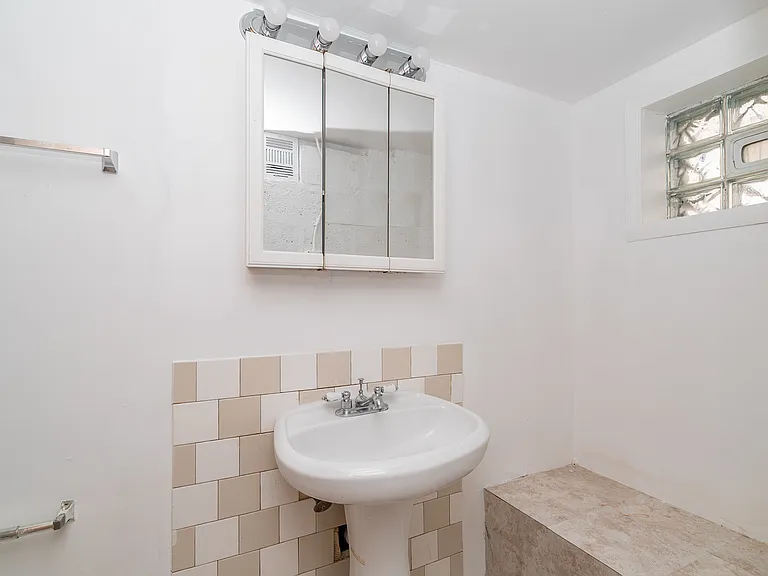 3915 W 85th St property image